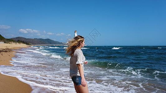 美丽的波西米亚风格和棕色女孩 在海滩阳光照耀的阳光下海岸热带假期寺庙太阳女士头发建筑学身体天堂图片