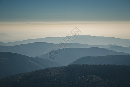 远处的山脉和山谷上薄薄的云层图片