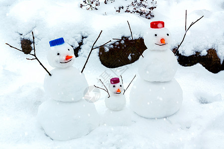 欢乐的雪人家庭为冬天到来和第一次大雪欢喜季节场景气候降雪薄片雪堆故事乐趣新年仙境图片
