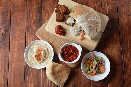 迪塔面包中的Falafel蔬菜沙拉食品背景图片