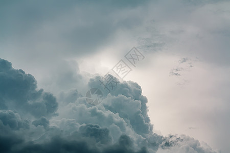 在暴风雨前的夏季天空中 岩浆积聚层在阵雷暴前云彩宽带 背景与复制空间积雨气候蓝色空气天堂天气云景气氛雷雨场景图片