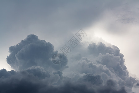 在暴风雨前的夏季天空中 岩浆积聚层在阵雷暴前云彩宽带 背景与复制空间高度空气天气气氛场景天堂云景雷雨气候积雨图片