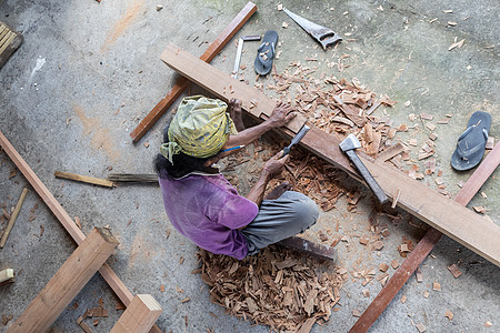 在第三世界国家传统手工木工车间工作的木工工人 11月30日图片