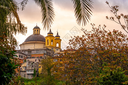 阿里恰 — 罗马郊区 — 拉齐奥 — 意大利圣玛丽亚教堂穹顶分枝色彩缤纷的日落背景图片