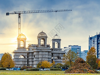 建造一座大型东正教教堂白色脚手架天空起重机街道构造寺庙活动基础设施工程图片