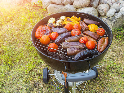 夏天在露天的圆烤炉里煮蔬菜辣椒食物烹饪洋葱平底锅美食派对午餐茄子野餐图片
