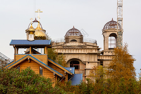 小木木教堂 有蓝色屋顶和在大寺庙背景上的金球穹顶教会圆顶艺术景观金子全景起重机机器构造基础设施图片