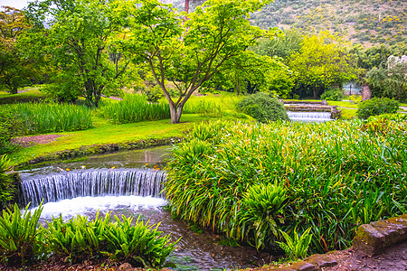 泰姬玛哈拉的伊甸园童话瀑布喷泉拉齐奥 - 意大利背景