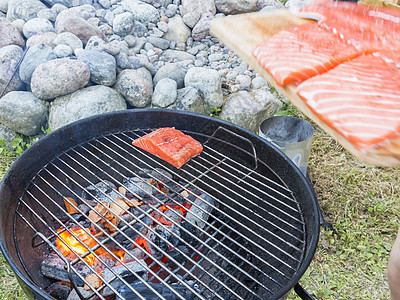 在烤架上煮新鲜的鲑鱼牛排 夏天在户外牛扒香料美味炙烤海鲜烹饪美食派对营养火焰图片