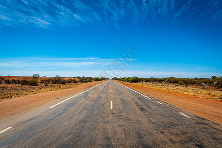 西澳大利亚州靠近的无尽直线公路图片