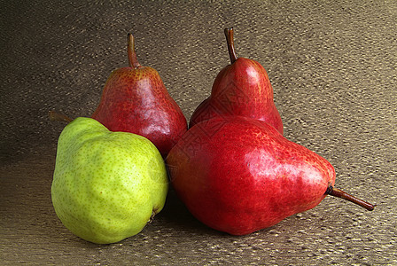 木制桌上的梨子和苹果图片