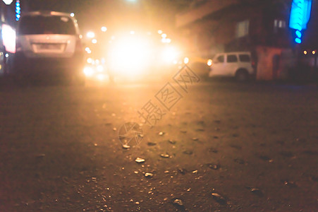 加尔各答市在有雾的雨夜与运动模糊效果 汽车耀斑光效果逼真的白色发光圆形前灯光束 软焦点 浅景深 前面的复制空间室赛车场方式户外运图片