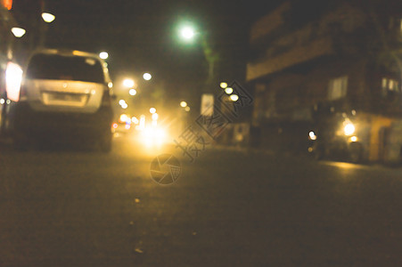 加尔各答市在有雾的雨夜与运动模糊效果 汽车耀斑光效果逼真的白色发光圆形前灯光束 软焦点 浅景深 前面的复制空间室道路运输驾驶陆地图片