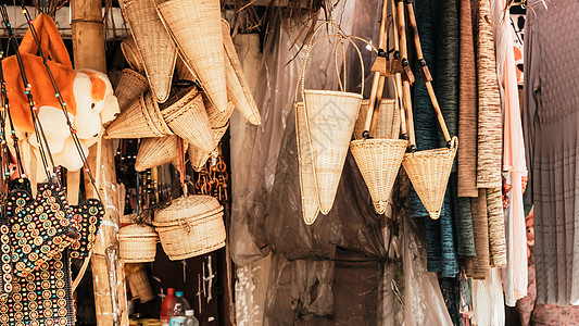 梅加拉亚邦的手工艺品是用藤条和竹制品制成的 在梅加拉亚邦的手摇织机和手工艺品市场展示的竹藤制品 凳子 篮子 捕鱼器 容器图片