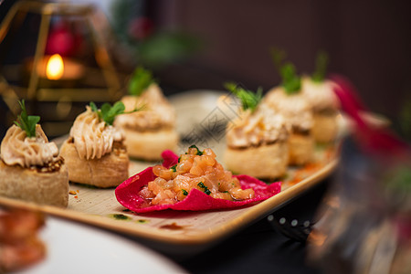 带鲑鱼鱼和奶油酱的凯格斯盘子甲壳美食菜单奢华鳟鱼蜡烛海鲜餐厅食物图片