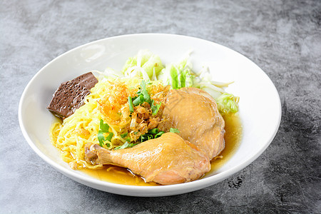 新鲜自制鸡汤 面条和蔬菜的豆子烹饪美食桌子食物午餐勺子盘子木头肉汤餐厅图片