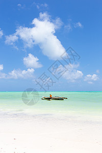 在图画上的完美白沙滩上捕鱼的渔船 在坦桑尼亚桑给巴尔Paje有绿宝石蓝海旅游活动海洋胜地海浪天堂风筝热带肾上腺素渔夫图片