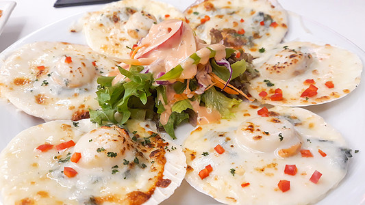 带奶酪的烤扇贝黄色海鲜扇贝盘子贝类贝壳蔬菜食物午餐餐厅背景图片