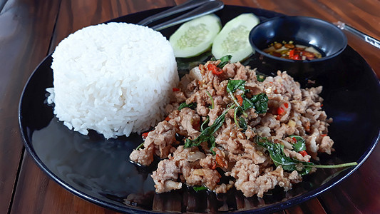 大米加炒猪肉和烤肉 泰国食品图片