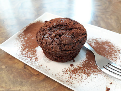 自制的美味巧克力巧克力 白盘上的布朗尼图片