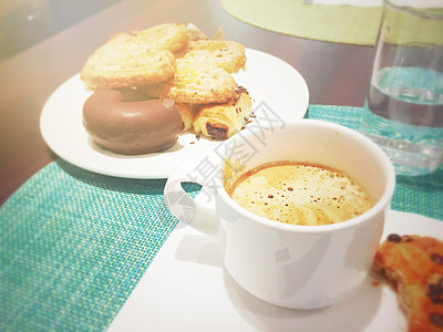 早上早餐 加一杯冰冻卡布奇诺 和糕点和巧克力甜甜甜圈图片
