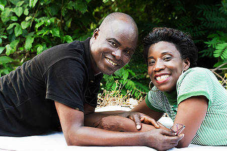 幸福的夫妇们的肖像成年人望远镜享受国家植物公园家庭乐趣太阳花园图片