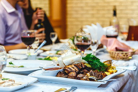 餐饮或宴会中带食物和眼镜的喜宴桌图片