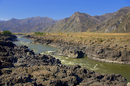 卡顿山河的绿石水横跨阿尔泰山脉的岩石海岸和陡峭的悬崖 穿过卡通山河顶峰风景石头旅游晴天公园旅行爬坡农村场地图片
