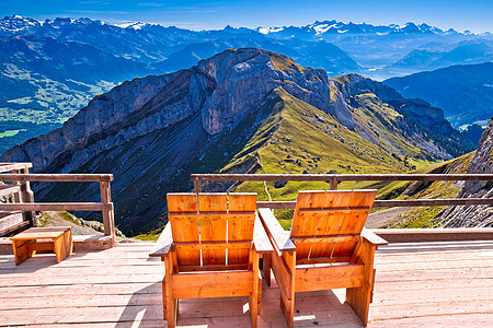 瑞士阿尔卑斯山全景 皮拉图斯山区旅游者图片