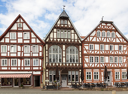 德国弗里茨拉尔街框架木头建筑学街道场景城市山墙观光旅游游客图片