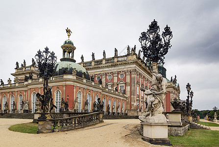 德国波茨坦Sanssouci公园新宫纪念碑旅行雕塑地标历史性建造建筑学风格雕像旅游图片
