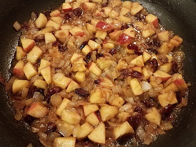 蔓越莓水果用煎锅煮苹果 红莓和酱汁平底锅烹饪洋葱油炸食物水果背景