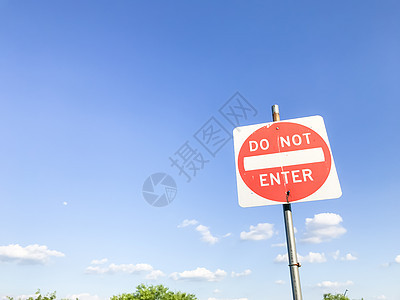 多云 sk 下树顶请勿进入标志的低视角注意力运输蓝色天空路标指示牌警告危险公园街道图片