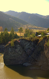 沿山河流淌的岩石上方有东正教小礼拜堂旅行峡谷木头森林石头山脉全景针叶林公园爬坡道图片