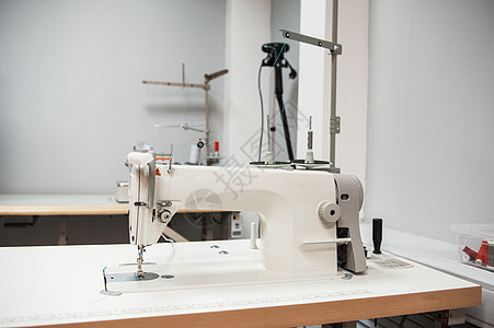 工业缝纫机裙子工作纺织品剪裁女裁缝设计师织物衣服金属商业图片