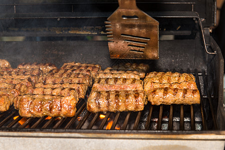 肉卷在烤架上烧烤香肠羊肉专业熏制午餐乡村盘子猪肉火焰图片