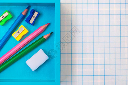 盒子纸上一块纸上的彩色铅笔团体木头学校艺术白色黄色彩虹绿色笔记本绘画图片