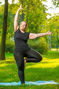 在公园做瑜伽的胖胖开心女人 加上体型图片