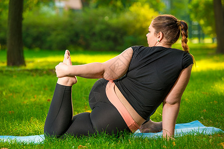 在公园里做瑜伽的胖女人 加上体型大的女人非常灵活图片