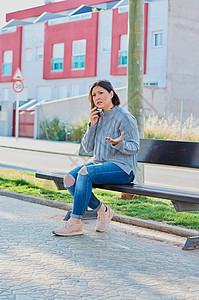 女孩使用智能电话和打字用智能手机的短信说话白色女士成人黑发细胞震惊技术女性学生阅读图片