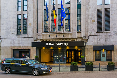 比利时安特卫芬 2019年4月23日 安特卫普市希尔顿酒店入口处 门前有一辆出租车图片