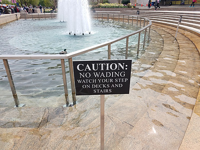 小心别走慢步 小心用喷泉站台牌图片