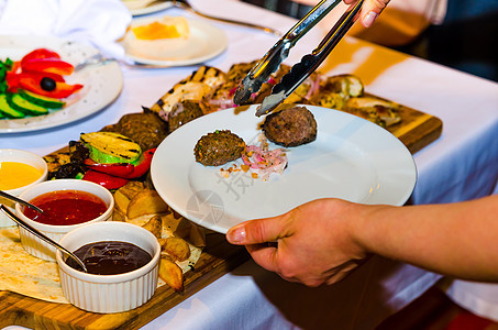 配奶酪和肉盘的桌子海鲜服务美食餐厅自助餐早餐服务员沙拉午餐蔬菜图片