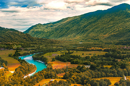 Isonzo Soca河谷黄茶和橙色日落风景 斯洛文尼亚-意大利边境图片