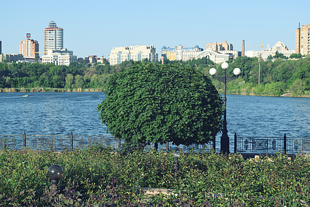 配有鲜花和树木的城市公园旅行建筑学办公室天际景观阳光蓝色花园闲暇摩天大楼图片