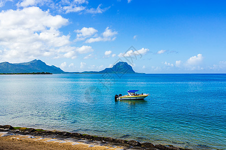 夏日海滨 有蓝色天空和云彩图片