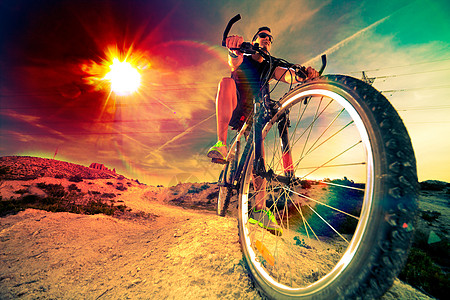 骑自行车父子山地自行车 体育和健康生活娱乐运动冒险下坡日落日出运动员男人乐趣骑士背景