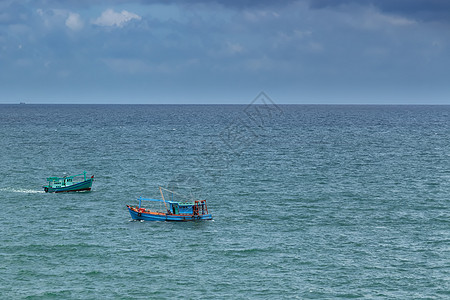 分别两艘渔船从泰国湾水域外各渡过泰国湾水域图片