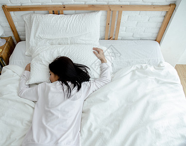 睡眠中的健康概念微笑毯子女性就寝小憩酒店女孩房间女士枕头图片