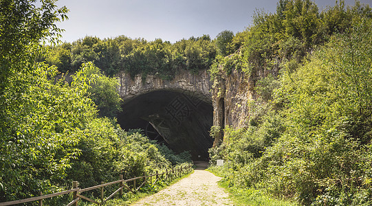 保加利亚Devetashka洞穴叶子旅游岩石入口冒险生态小路魔法石头树叶图片